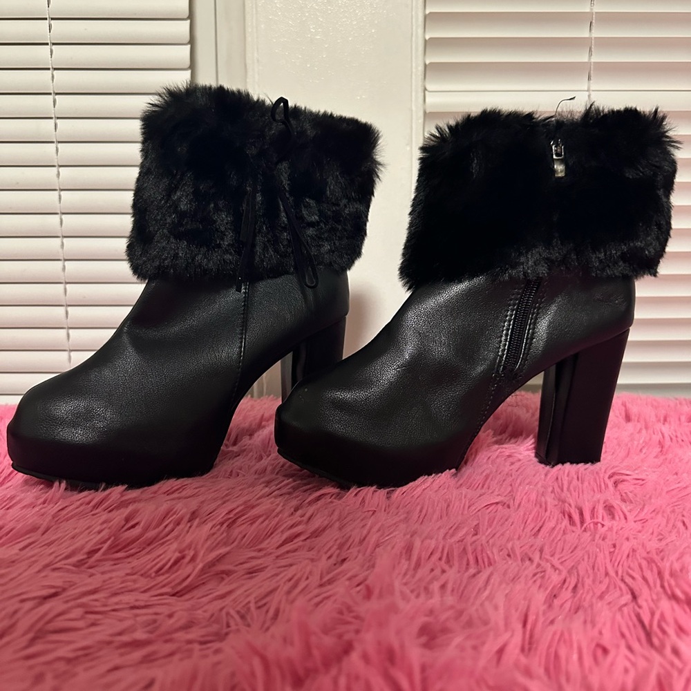 Source Unknown Black Heeled Boots with Faux Fur